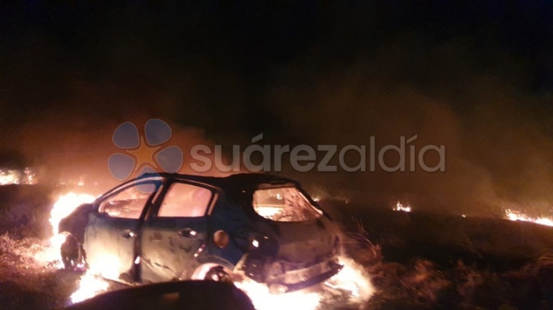 Esta madrugada se quemó totalmente un auto en la Ruta 67, ¿vinculado al robo?