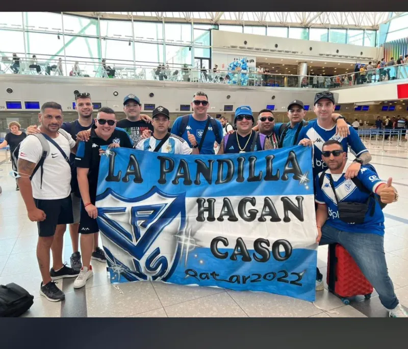  El del gorro piluso es Raulo Minicelli, cabeza de La Pandilla de Liniers. El de al lado, con anteojos, es el Castor Cejas. Con la camiseta número 96, Jhony Pereira