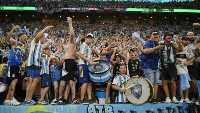 Hubo integrantes de la segunda línea de La Doce mezclados entre los hinchas comunes que conformaron la ”hinchada” detrás de uno de los arcos en el estadio Lusail