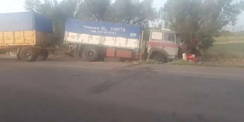 Murieron dos: viajaban por la ruta, los chocó de frente un camión, quedaron atrapados y se desató una tragedia