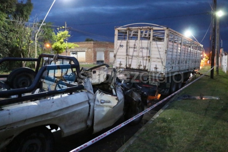 Una camioneta se incrustó detrás de un acoplado estacionado en San José