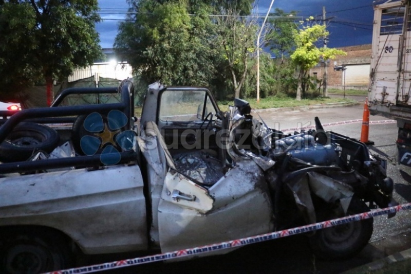 Una camioneta se incrustó detrás de un acoplado estacionado en San José