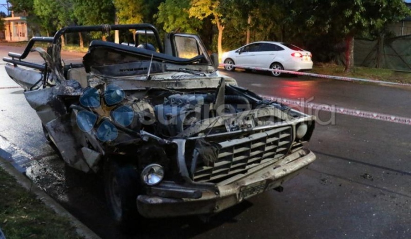 Una camioneta se incrustó detrás de un acoplado estacionado en San José