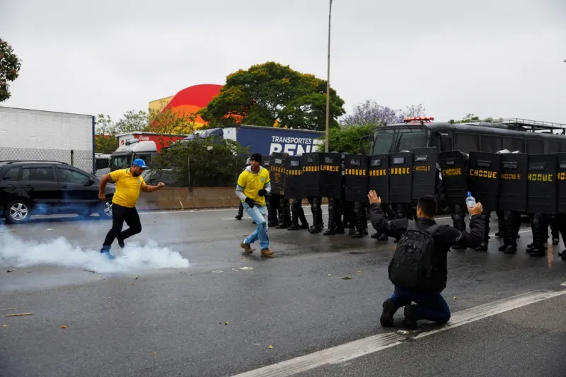 Más de 150 carreteras continúan bloqueadas por bolsonaristas que no aceptan el resultado de las elecciones en Brasil