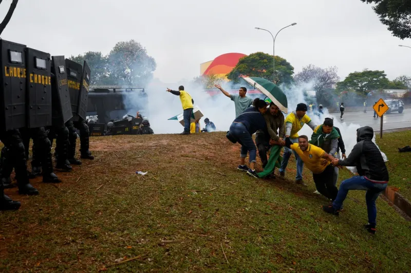 Más de 150 carreteras continúan bloqueadas por bolsonaristas que no aceptan el resultado de las elecciones en Brasil