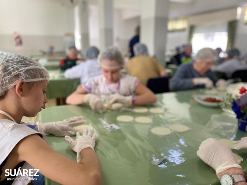 Alumnos de la Escuela N° 2 y residentes del “Domingo Goñi” compartieron un taller de cocina