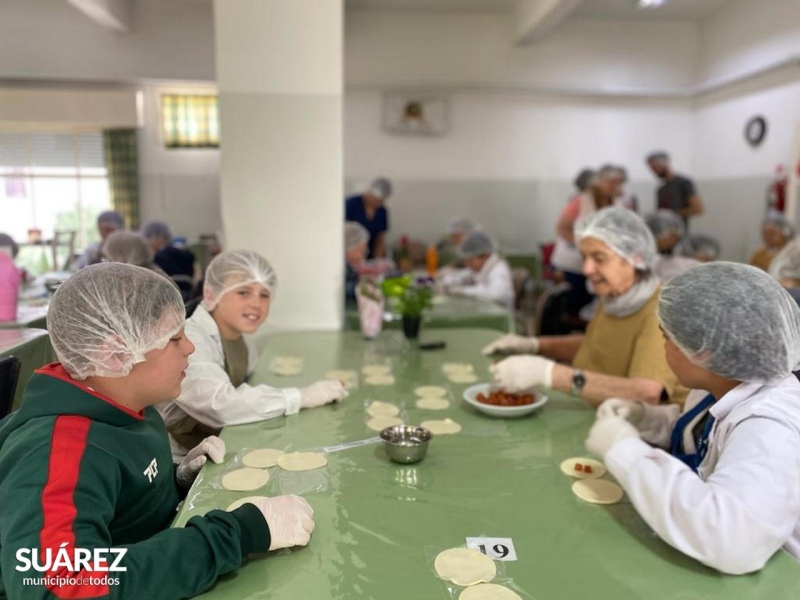 Alumnos de la Escuela N° 2 y residentes del “Domingo Goñi” compartieron un taller de cocina