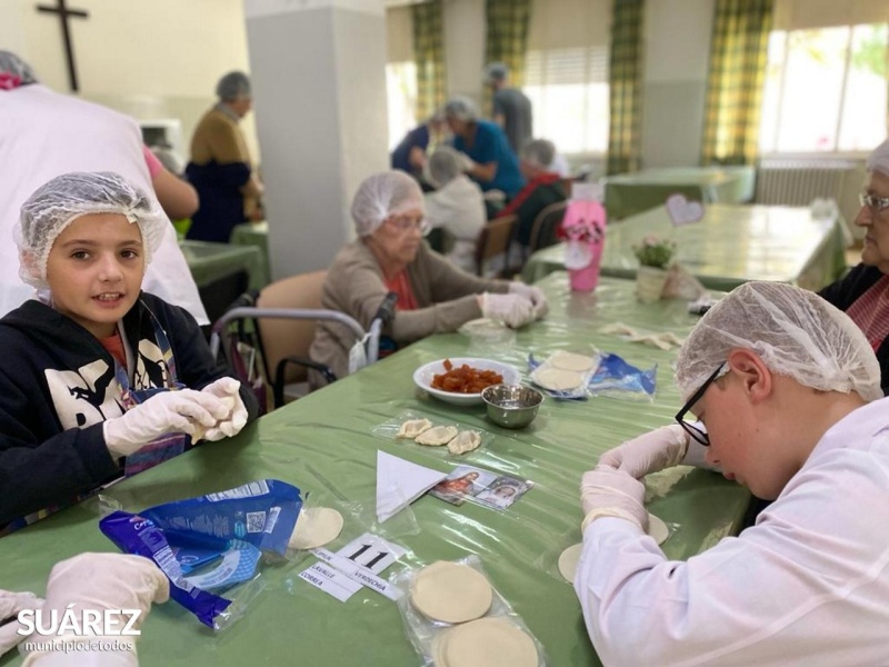 Alumnos de la Escuela N° 2 y residentes del “Domingo Goñi” compartieron un taller de cocina