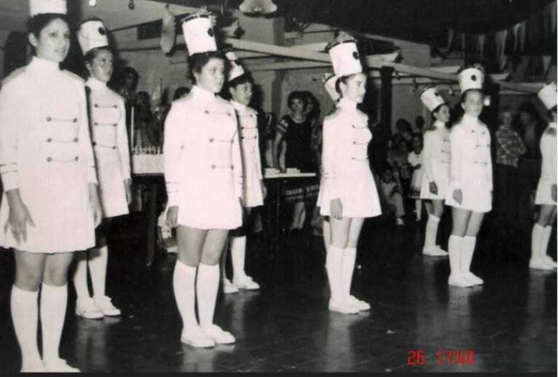 En su juventud fue parte de la Guardia del Lago de la villa. Es la primera de la izquierda. 