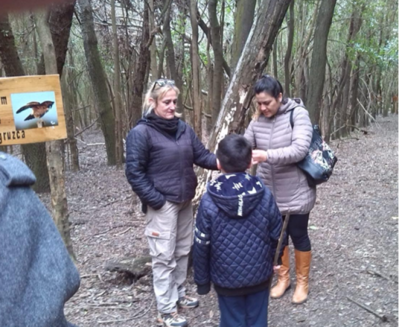 Viviana Castro (izq.) con visitantes de la reserva natural y cultural de Epecuén.