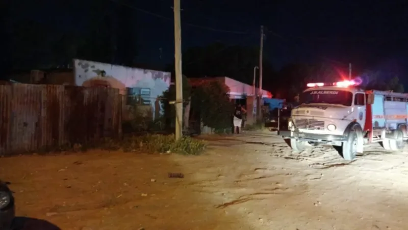 Quemaban basura en el patio y se les prendió fuego la casa