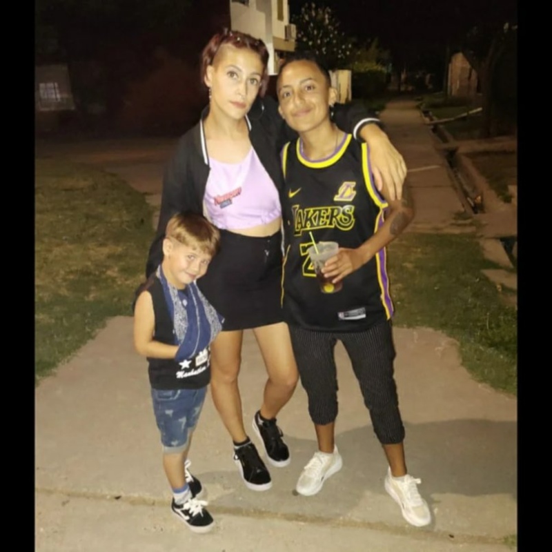 Lucio, con el brazo enyesado, junto a su mamá y la pareja de la mujer