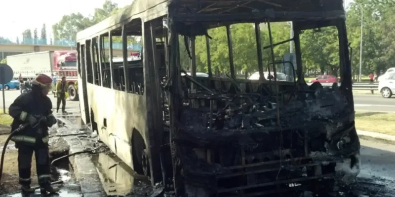 Un colectivo se prendió fuego en plena ruta y se desató el pánico entre los pasajeros