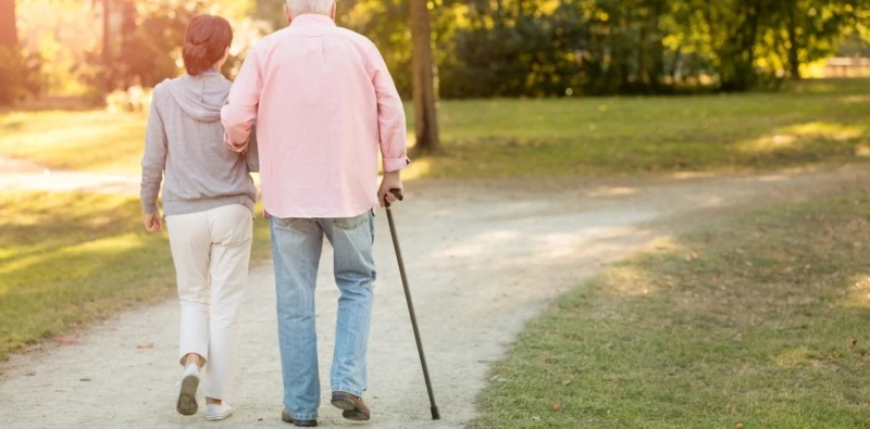 Cuidar a los padres adultos no es una tarea sencilla y muchas veces implica un importante gasto extra.