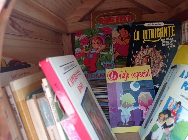 Nuevos libros y revistas en la casita de lectura de Plaza Lainez