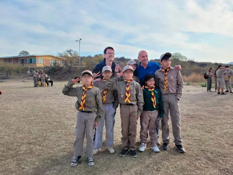  Todos los chicos hacen actividades extra escolares y todos juntos van a un grupo de Scouts