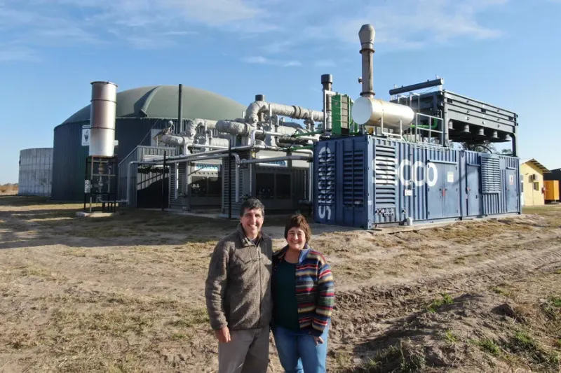 Bioeconomía. Energía verde desde el campo unión . Cecilia Debenedetti, acompañada por su esposo, Juan José Craviotto, lidera el proyecto