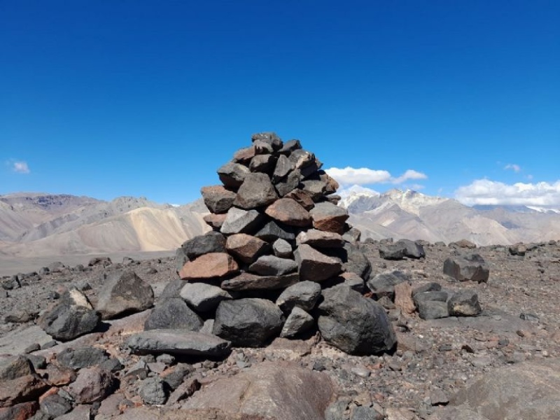 EN LA RESERVA LAGUNA DEL DIAMANTE SE HALLARON PILARES EN EL CERRO UBICADOS AL PONIENTE.