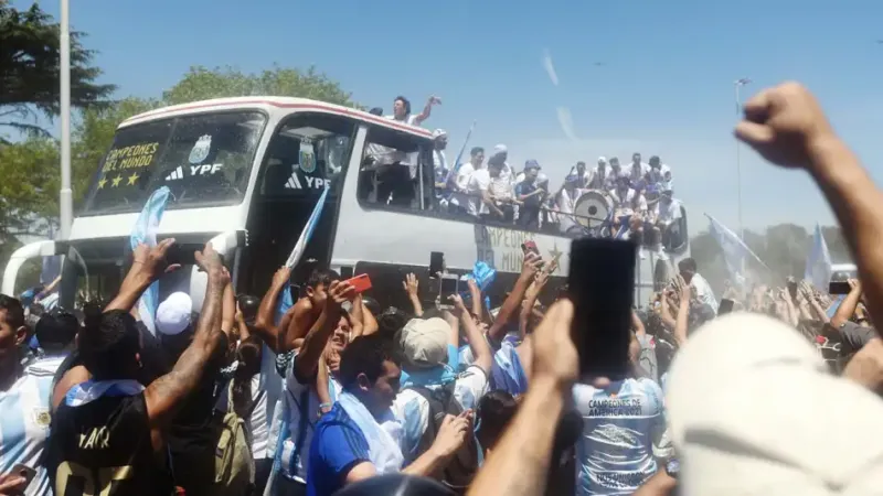 Con cambio de recorrido, continúa la caravana de los campeones: no pasarán por el Obelisco