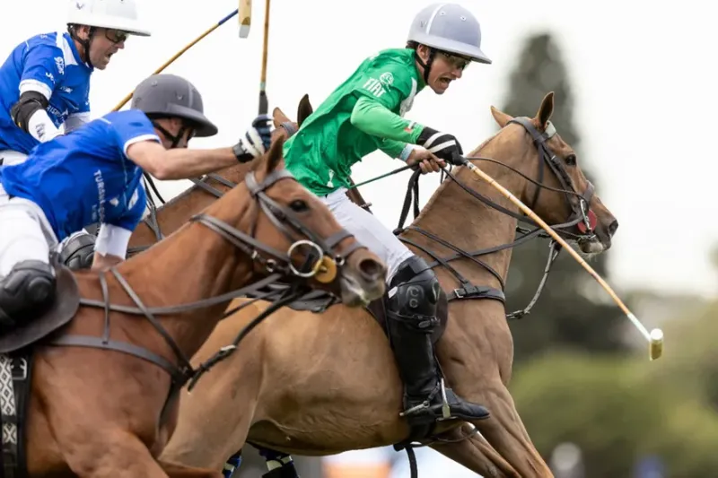 Jeta Castagnola perseguido por Facundo Pieres (y Gonzalito Pieres) en la final de Tortugas: jugarán juntos