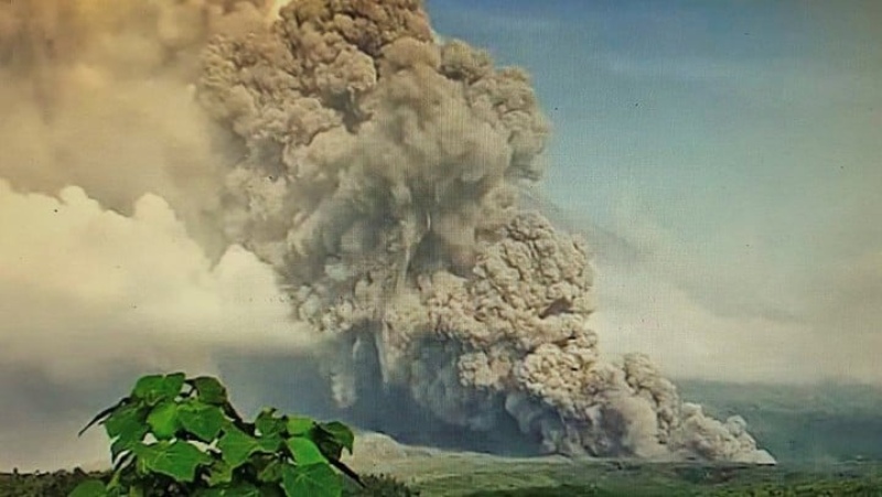  Alerta máxima de riesgo por el volcán Semeru, en el sureste de la isla de Java, Indonesia.