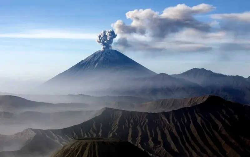 Imagen vieja de la erupción del volcán, años atrás