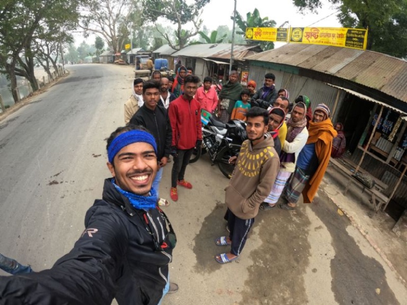 TAMMAT JUNTO A BANGLADESÍES QUE LO AYUDARON EN SU TRAVESÍA EN HOMENAJE A LIONEL MESSI