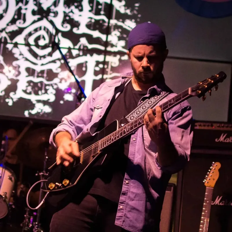 La música es otra de las pasiones del médico héroe: toca la guitarra en dos bandas.