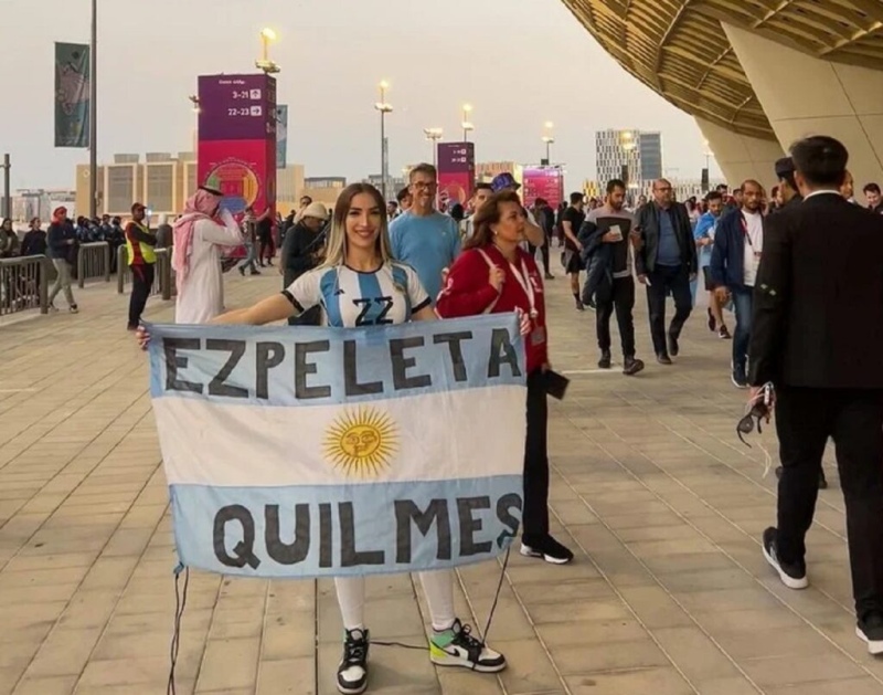 La joven llevó una bandera y la pintó antes del último partido