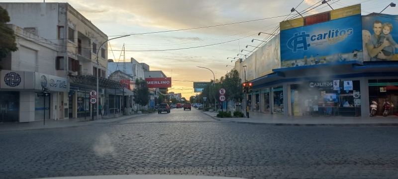 Peatonal Mitre, a las 20<.20 del domingo. Calles tan vacías como las cañerías de los vecinos