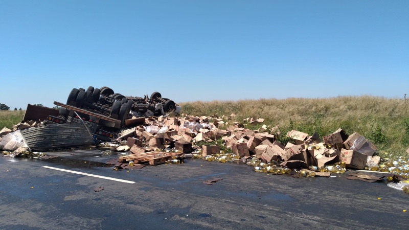 Falleció un camionero que volcó en la Ruta 33