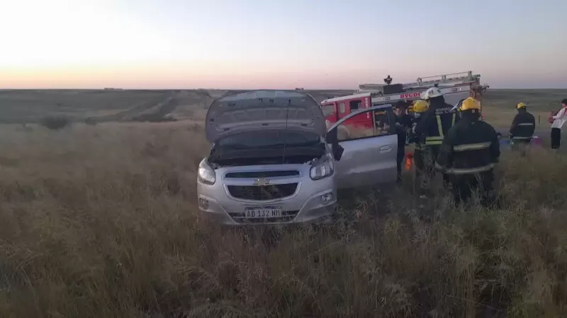 Una familia de nacionalidad china volcó con su auto en la Ruta 35