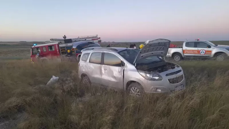 Una familia de nacionalidad china volcó con su auto en la Ruta 35