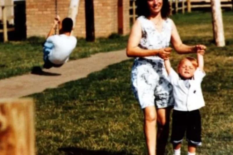 James Bulger con su madre