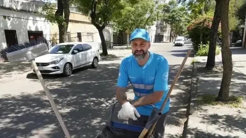 En su trabajo como barrendero