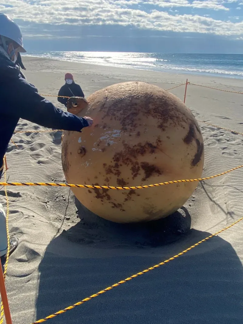 Revelaron más detalles de la bola gigante de hierro que apareció en una playa de Japón