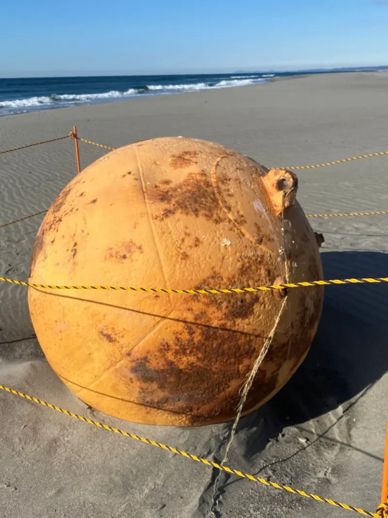 Revelaron más detalles de la bola gigante de hierro que apareció en una playa de Japón