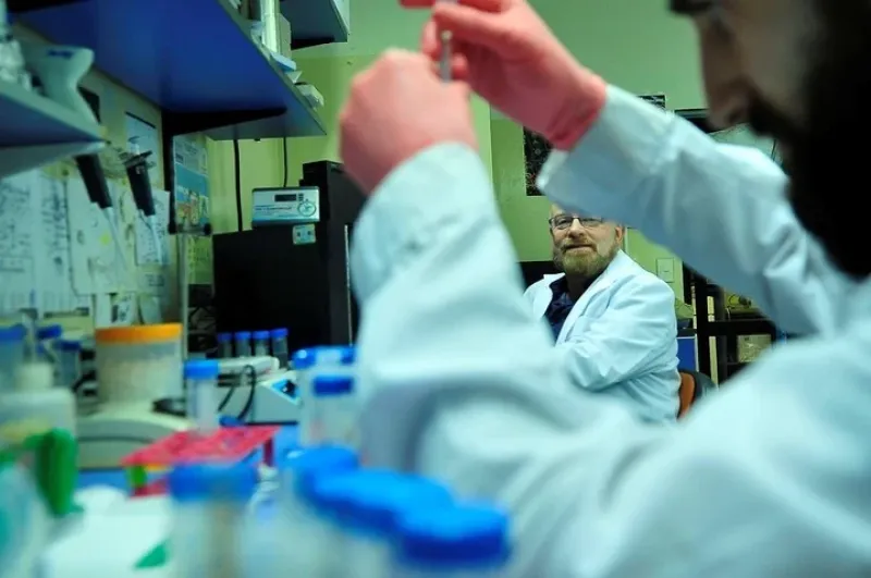  El científico Gabriel Rabinovich, en el laboratorio del IBYME-Conicet donde estudia terapias contra el cáncer. 