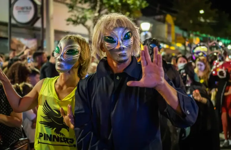 Turistas de todo el país viven el Festival Alienígena en Capilla del Monte