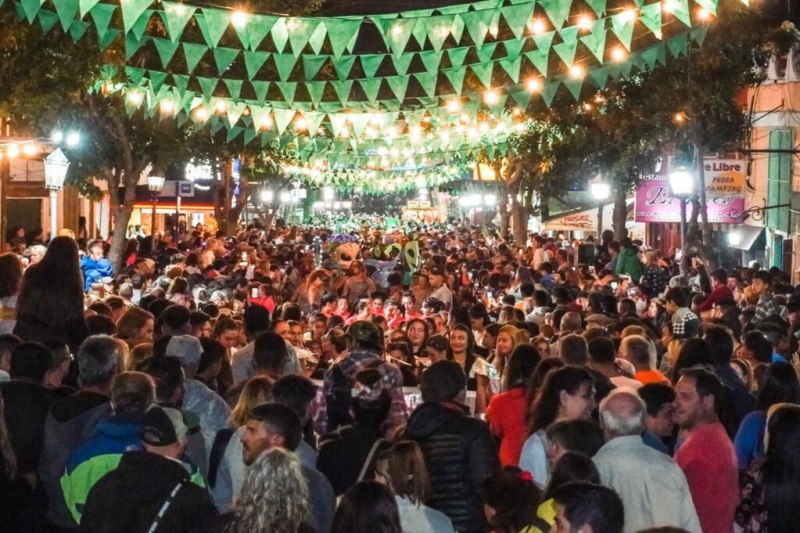 Turistas de todo el país viven el Festival Alienígena en Capilla del Monte