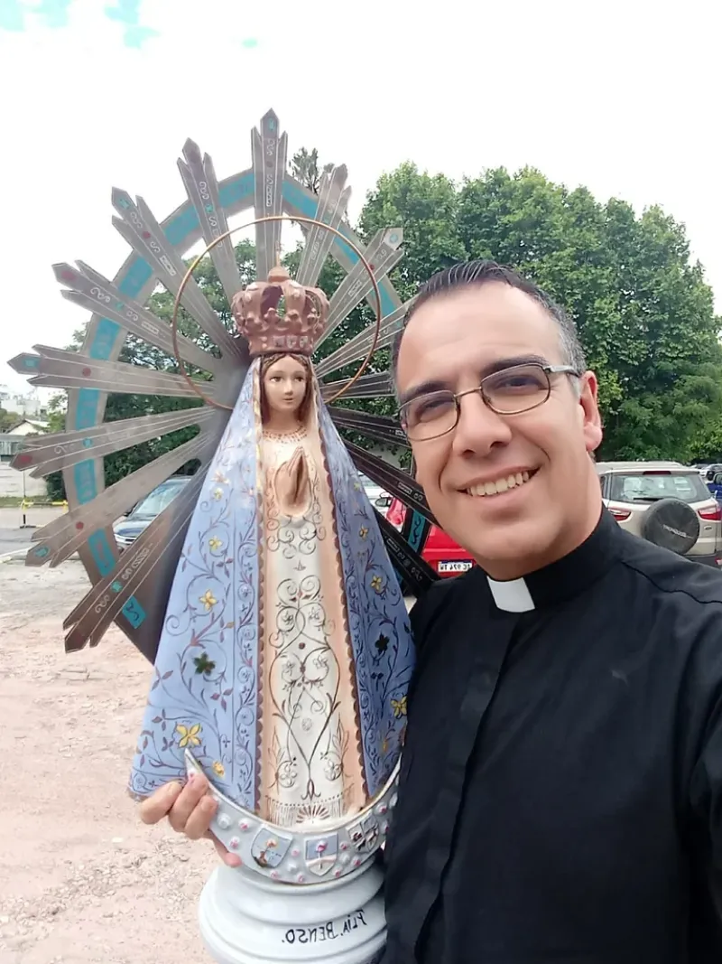 Gabriela seguía las transmisiones en vivo de las misas por Facebook, y así conoció a Ignacio, que por ese entonces tenía una foto de perfil con la Virgen de Luján en su rol de sacerdote 