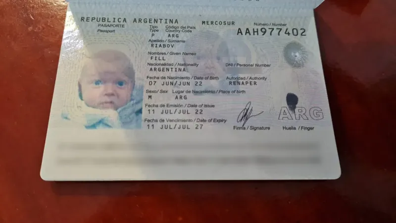 El documento de un bebé argentino con padres rusos