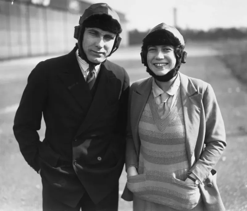 Octubre de 1927: una imagen del aviador inglés William Newton Lancaster, conocido como Bill, y la pilota australiana Jessie Miller, conocida como Chubbie