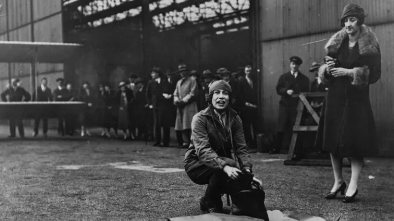 La aviadora australiana Jessie Miller ordena su kit en el aeródromo de Croydon, Londres, antes de intentar un récord de vuelo de larga distancia entre Inglaterra y Australia con el piloto Bill Lancaster, el 14 de octubre de 1927