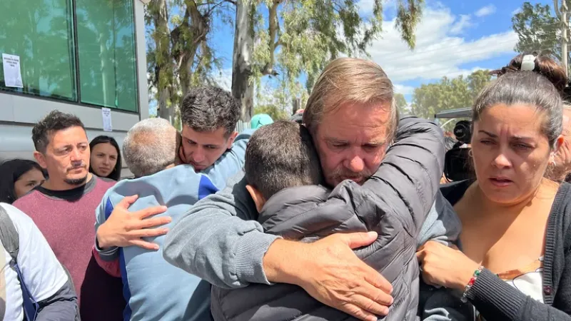 El apoyo de los vecinos al padre y al abuelo de Lucio tras la condena