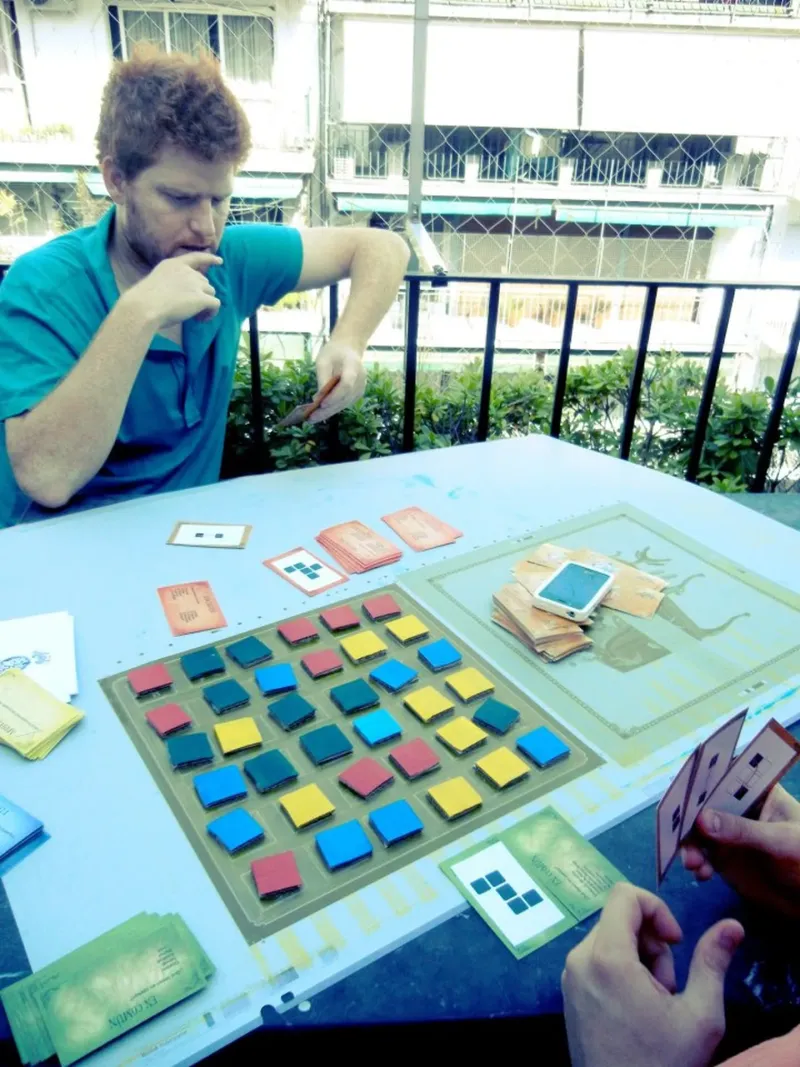 Dos hermanos quisieron recrear su infancia e inventaron una marca de juegos de mesa para toda la familia