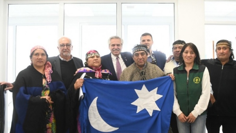 Fernández con representantes mapuches, en Neuquén