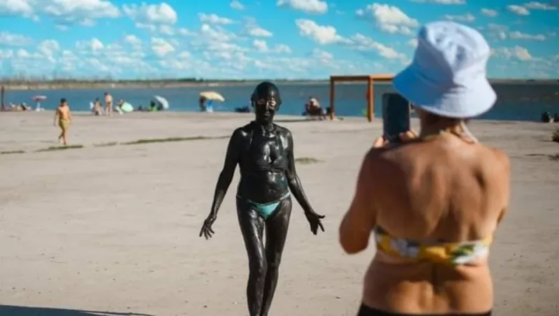 Epecuén renueva la tradición de los ”embarradores” en manos de una mujer