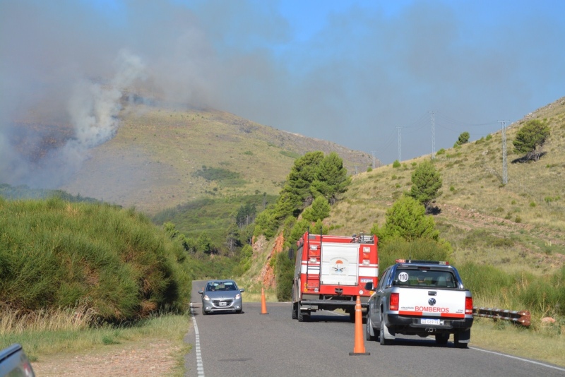 No da tregua el incendio en el sector serrano