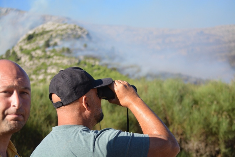 No da tregua el incendio en el sector serrano